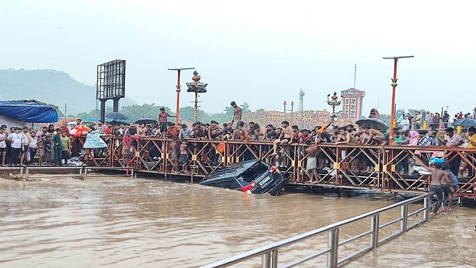 Four luxury cars reached Har Ki Pauri after being washed away in Ganga