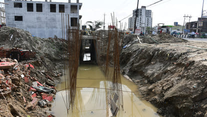 In Gorakhpur, The soil has sunk in.if you don't cross carefully you will get injured.