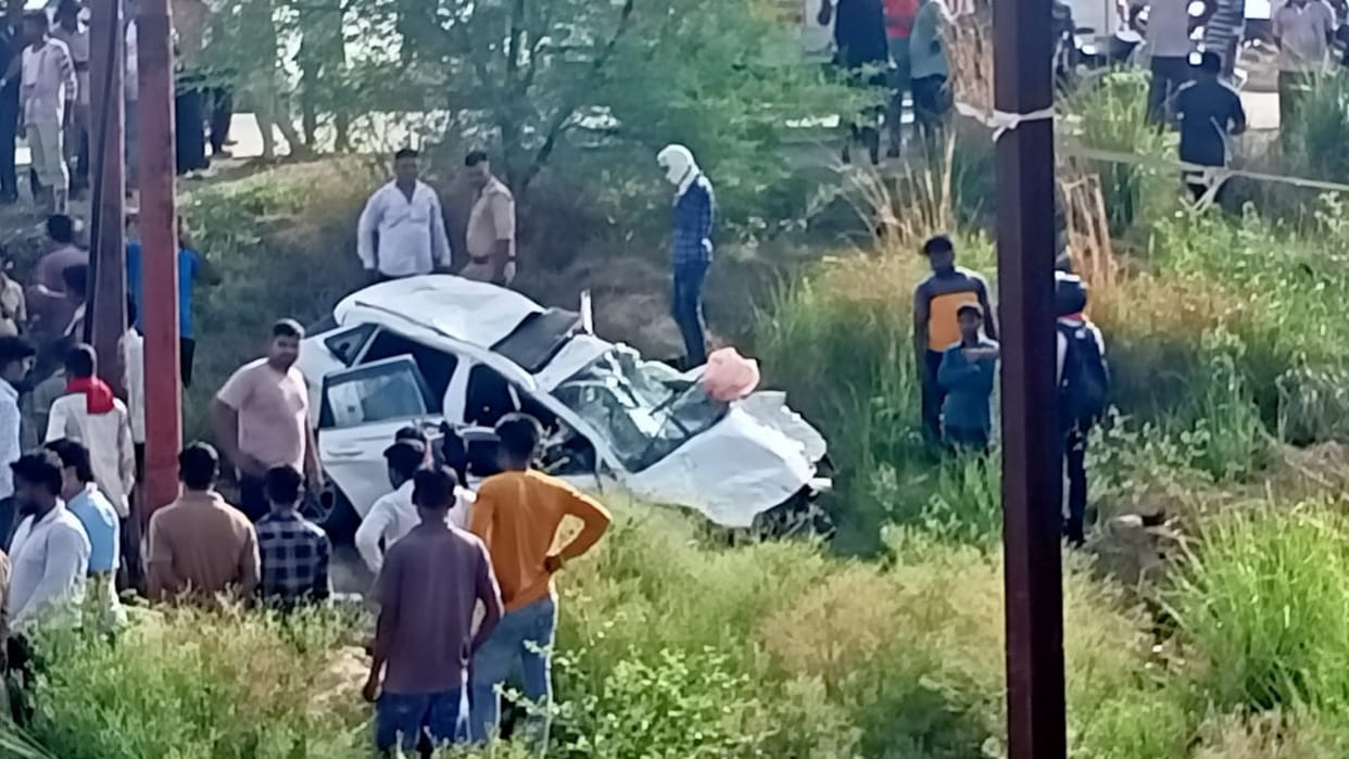 Pratapgarh Accident: While trying to save a couple riding a bike, an uncontrolled car overturned in a ravine