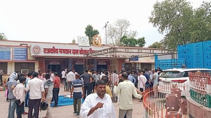 Jhunjhunu: हादसे पर बनी सहमती, धरना हुआ समाप्त; गुढ़ा ने जनप्रतिनिधियों के लिए कहा- इनको जनता की तकलीफ होगी Consensus reached in the case of a young man death due to drowning in water after getting electrocuted