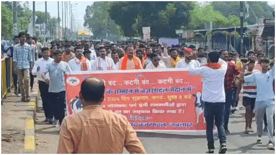 Jabalpur News: Katangi remained closed in protest against the killing of cows Hindu organizations protested