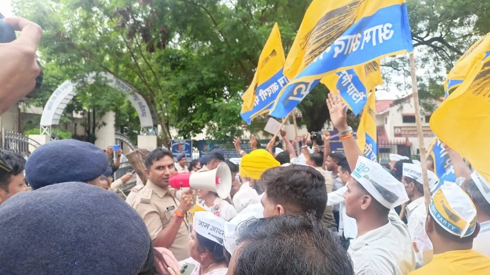 There was a scuffle between policemen and AAP leaders after Kejriwal arrest in Jagdalpur