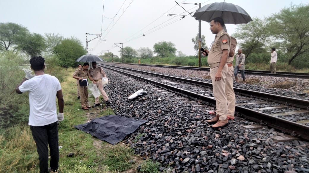 Married woman along with child committed suicide, mother and daughter bodies were lying on the track