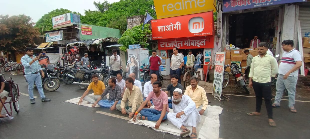 Loss of lakhs due to waterlogging in shops, traders sit on dharna, shout slogans against the administration