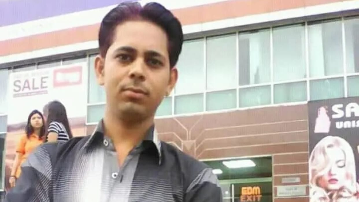 young man died after falling from the roof in Budaun