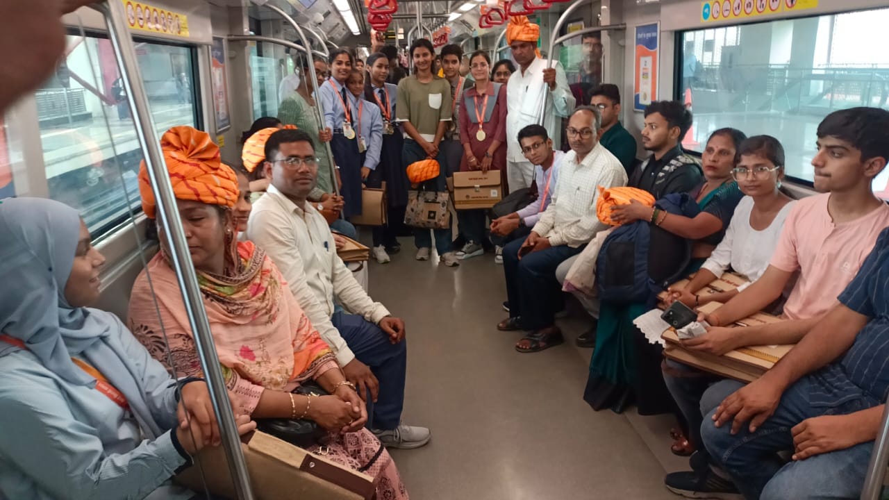 Medhavi Samman Samaroh: students travel in Lucknow Metro.
