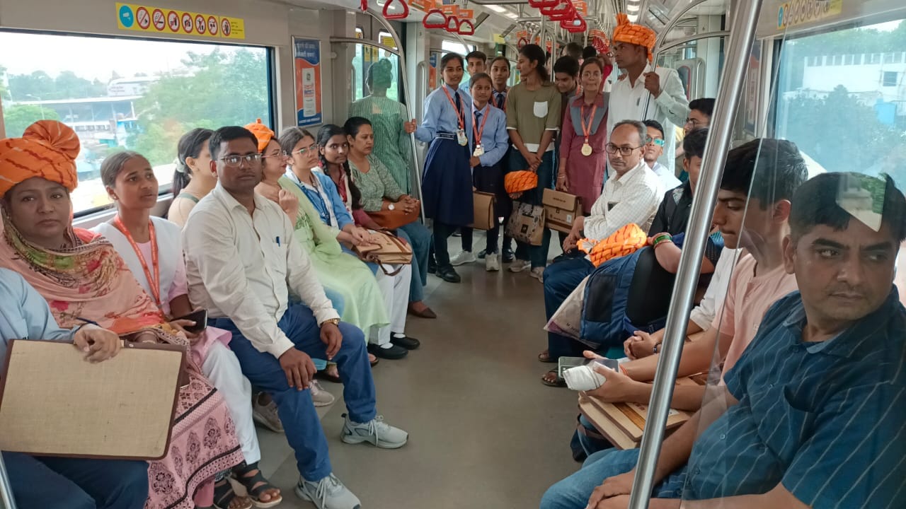 Medhavi Samman Samaroh: students travel in Lucknow Metro.