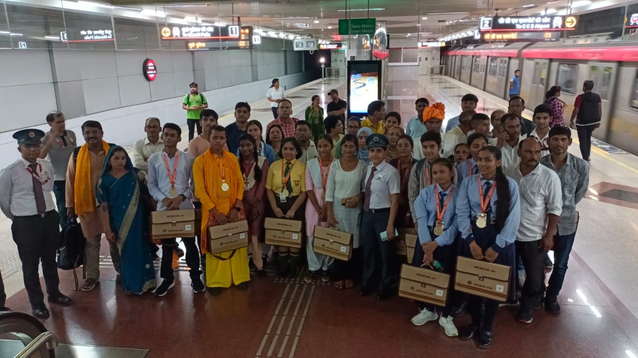 Medhavi Samman Samaroh: students travel in Lucknow Metro.