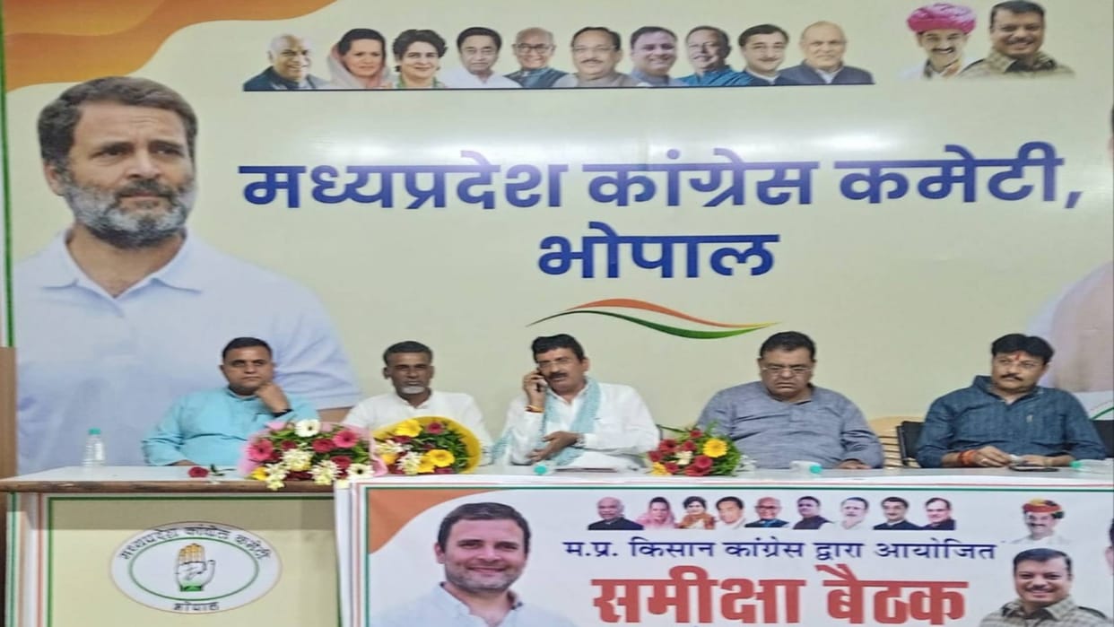 MP News Fertilizer and seeds are being black-marketed in Madhya Pradesh farmers are wandering for urea