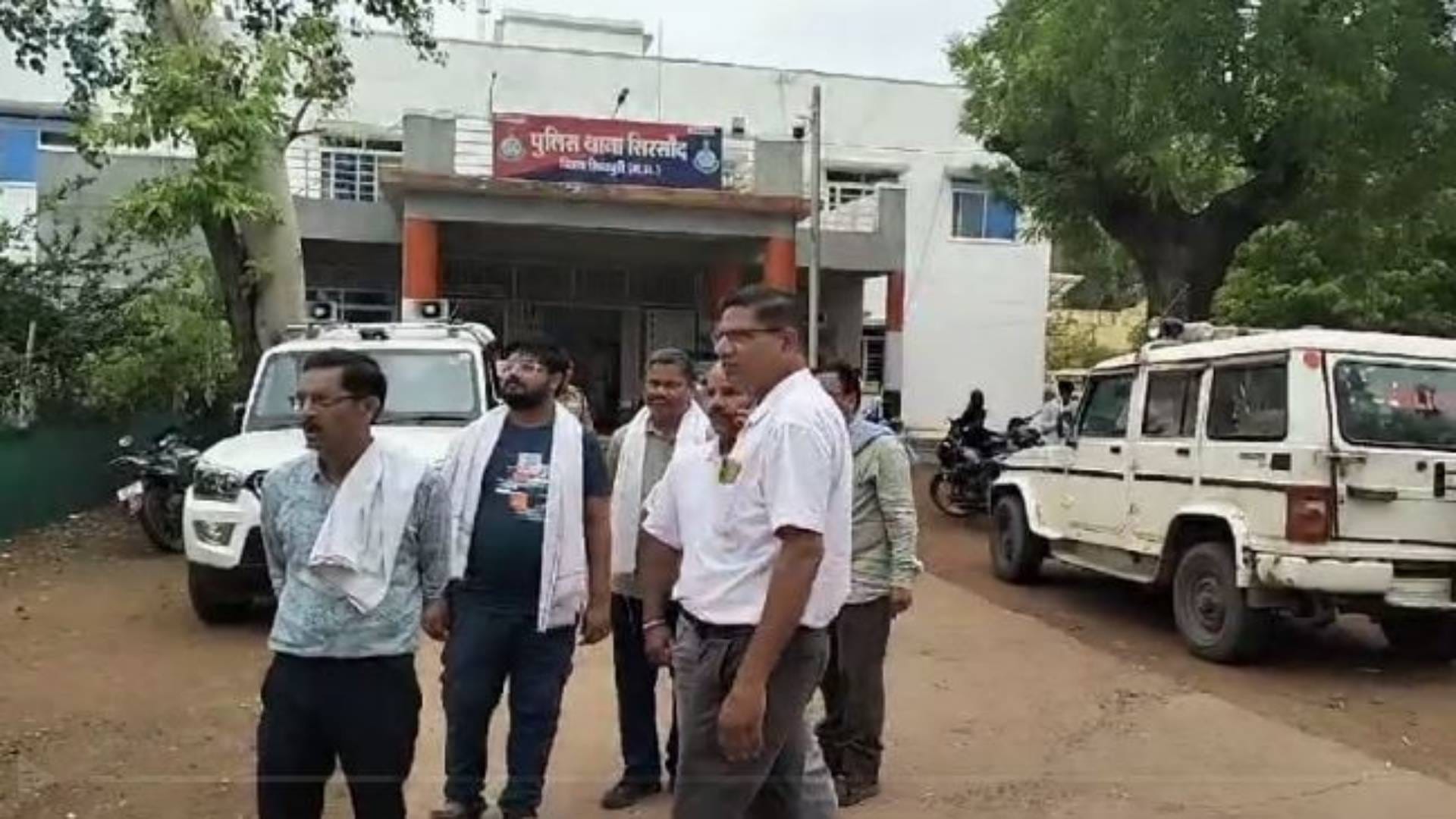 थाना परिसर में मौजूद लोग