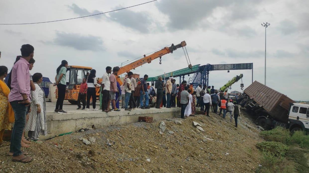 MP News truck loaded with iron rods overturned on a car in Satna three people of same family died