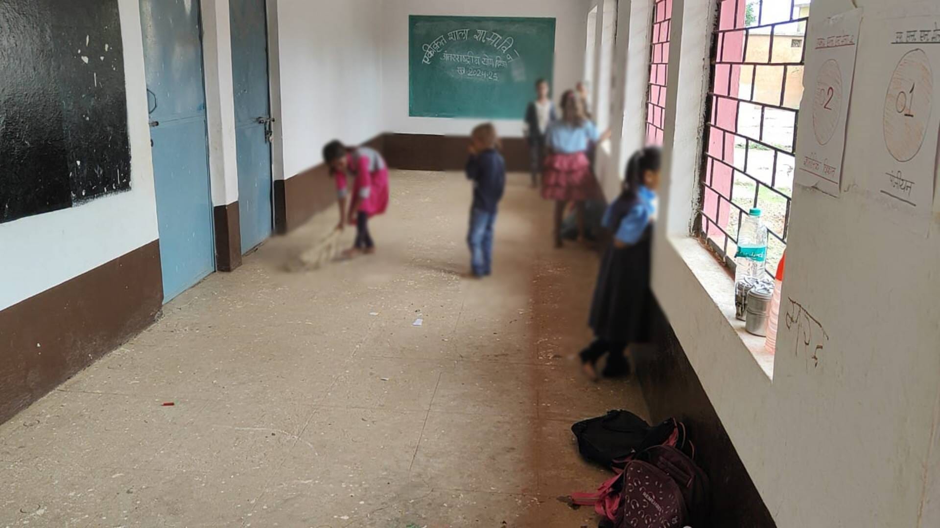 स्कूल में मौजूद बच्चे