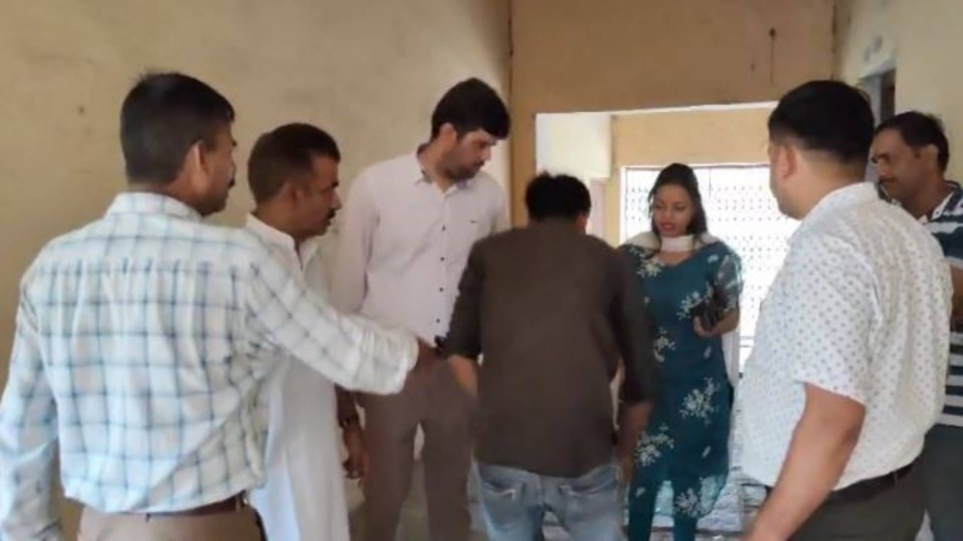 छात्रों की बीच पहुंची तहसीलदार