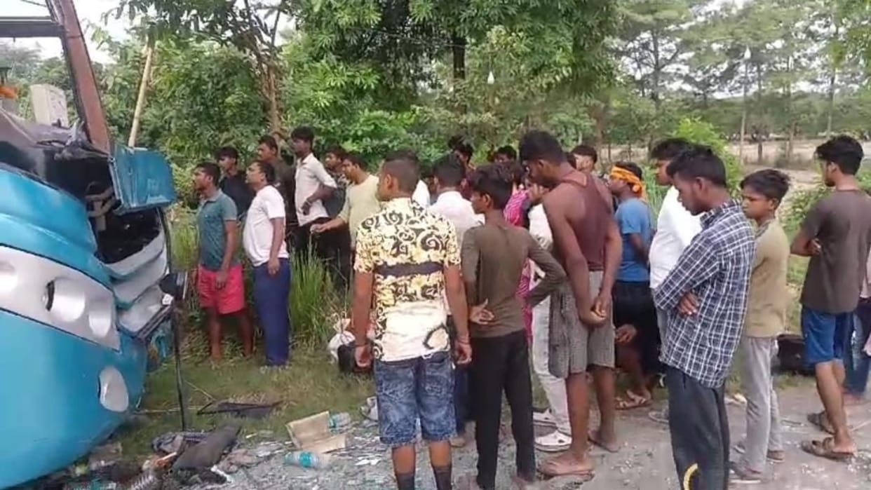 Muzaffarpur: Bus coming from Siliguri lost control and overturned, more than 15 people injured, two critical