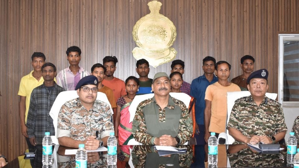 12 Naxalites surrender in Bijapur