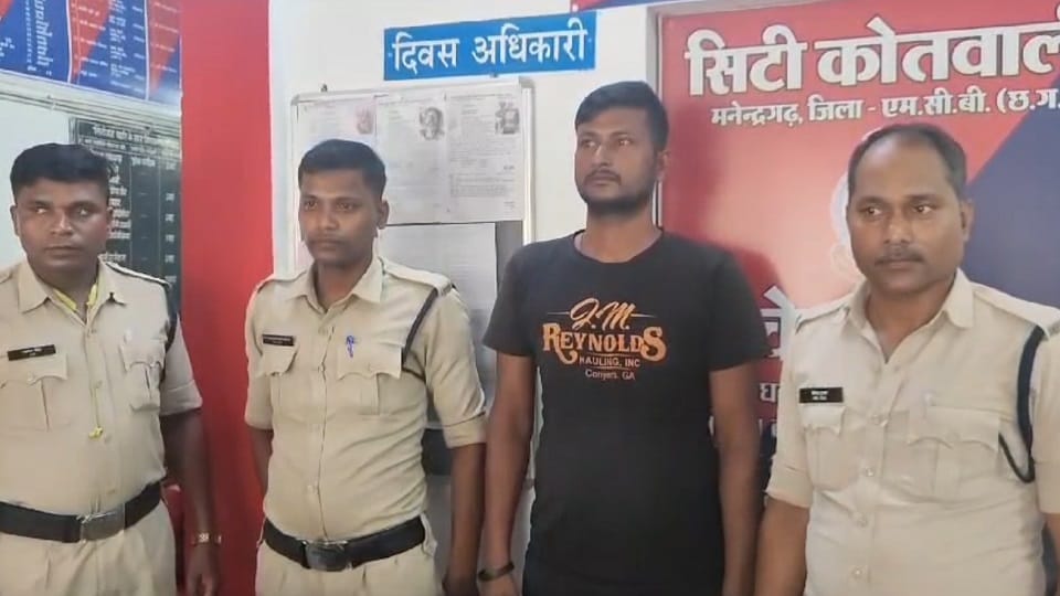 Policemen were abused and beaten police had gone to resolve the fight accused arrested in Manendragarh