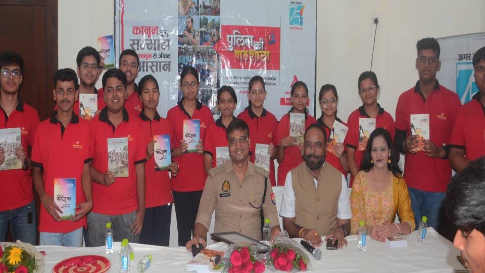 ACP Mayank Tiwari made students aware about cyber crime In Agra