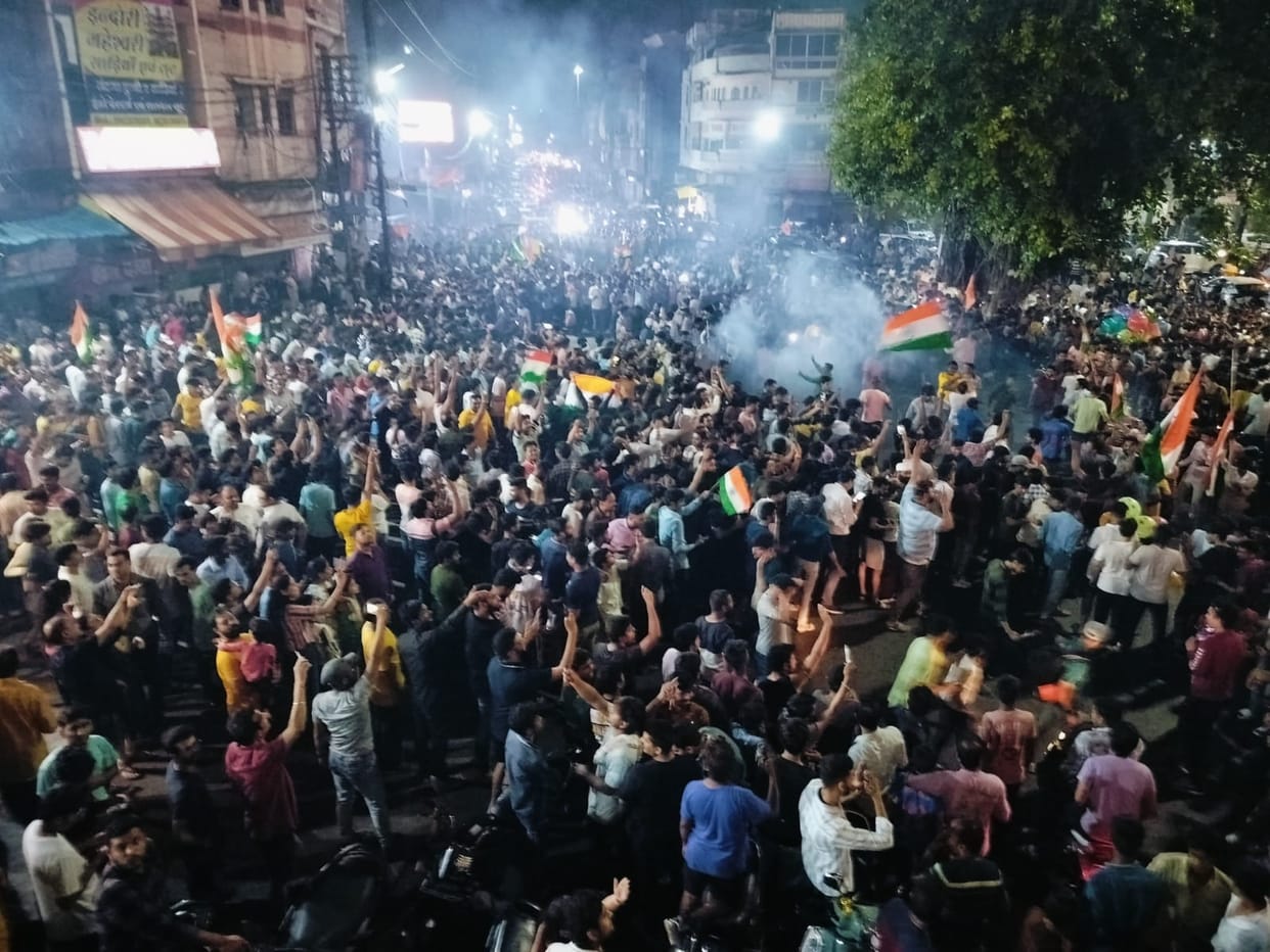 Indore: Team India's victory celebrated at Rajwada in Indore, thousands of people gathered, lots of fireworks