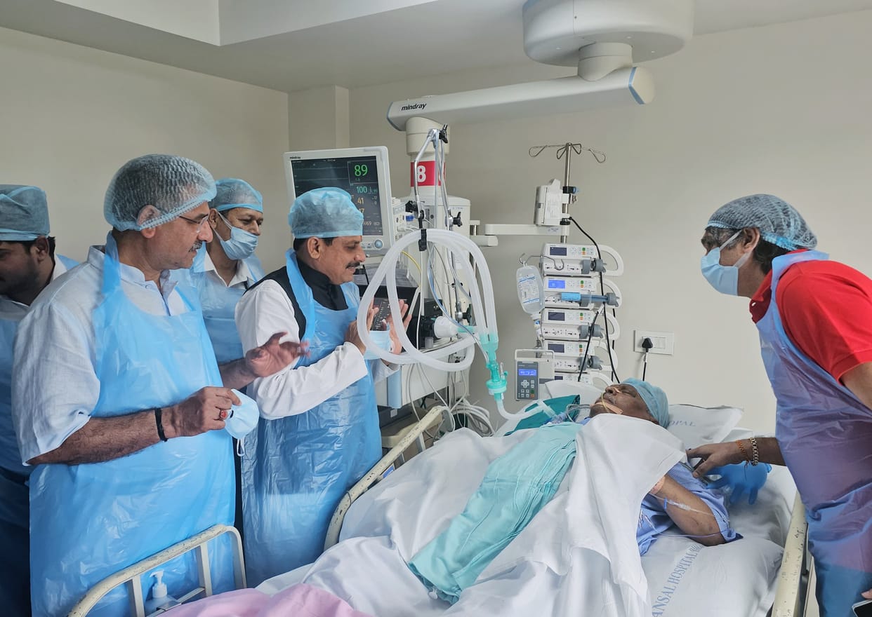 MP News: Senior BJP leader Prabhat Jha's health deteriorated, CM reached hospital, airlifted to Delhi.
