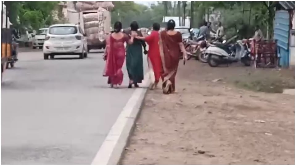 पति की कथित प्रेमिका के साथ मारपीट कर थाने ले गई महिलाएं।