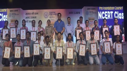Students delighted after being honoured in Amar Ujala meritorious award ceremony in Agra