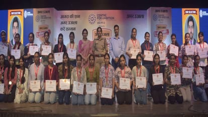 Students delighted after being honoured in Amar Ujala meritorious award ceremony in Agra