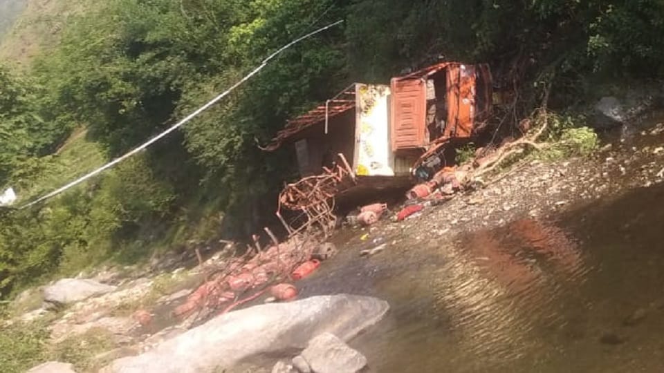 Driver-conductor dies after vehicle falls into river in almora