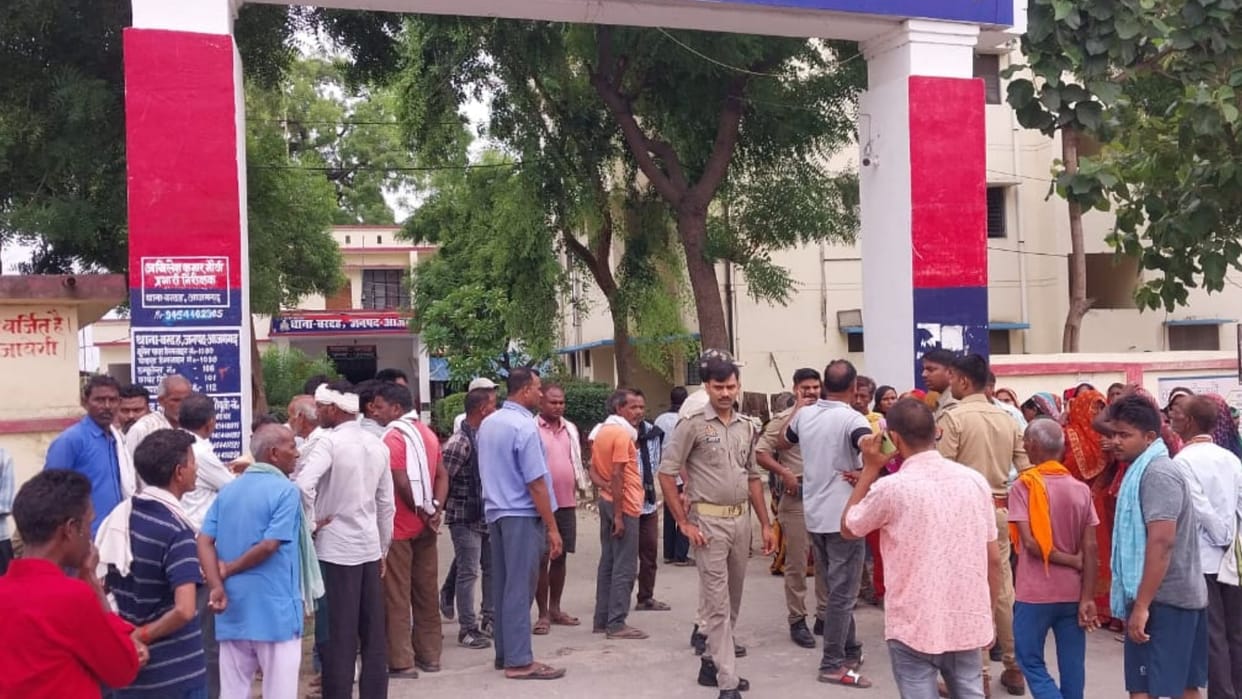 Chaos death of old man villagers surrounded the police station in azamgarh wife and son accused of murder