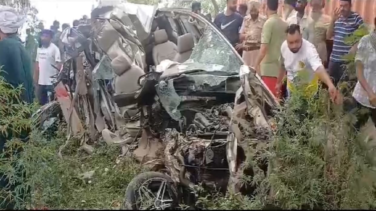 Tragic accident in Punjab, Car and truck collide on Tanda Road, four people including woman and child die