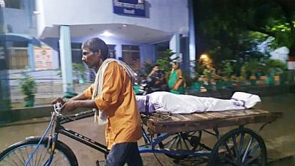 Vaishali: After not getting an ambulance from Sadar Hospital, GRP took Dead body on a cart to police station