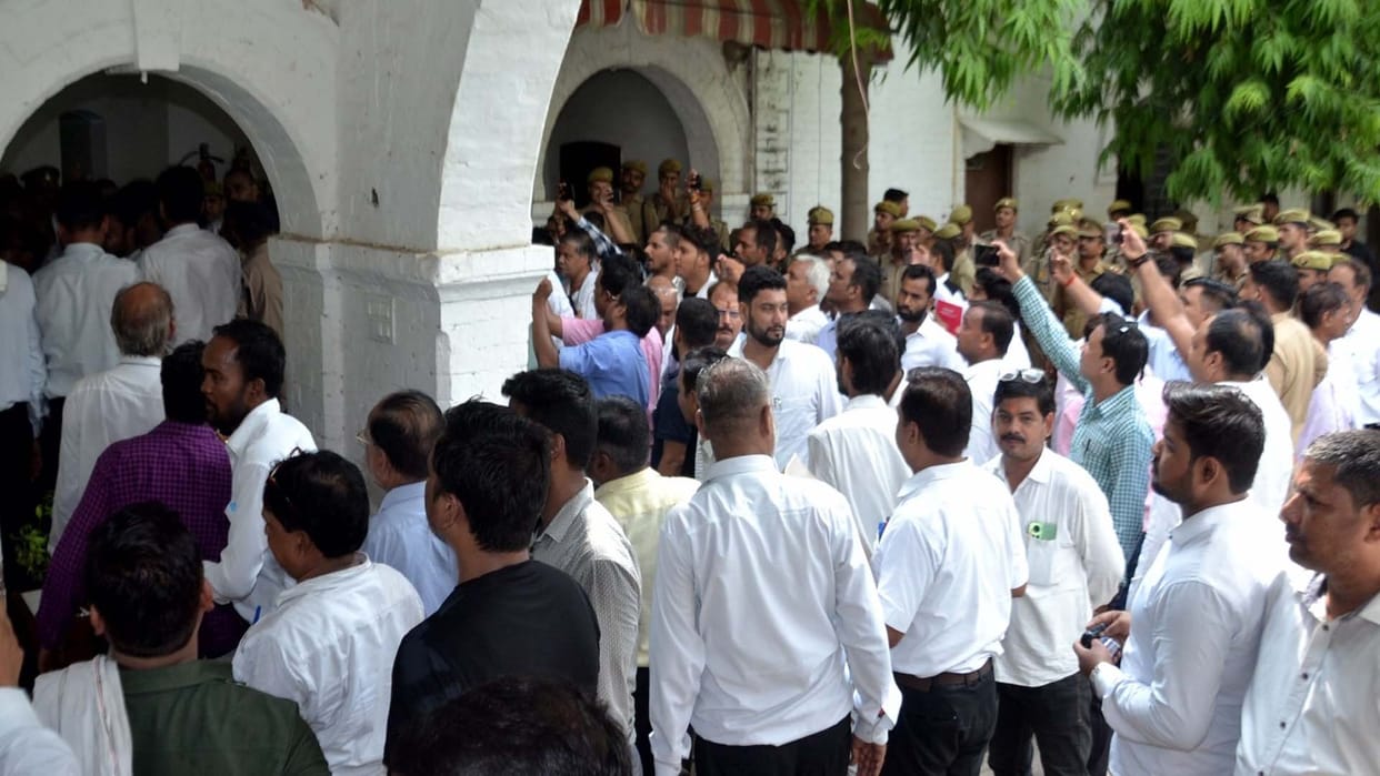 Kanpur: Lawyers created ruckus for seven hours in CP office, sat on dharna