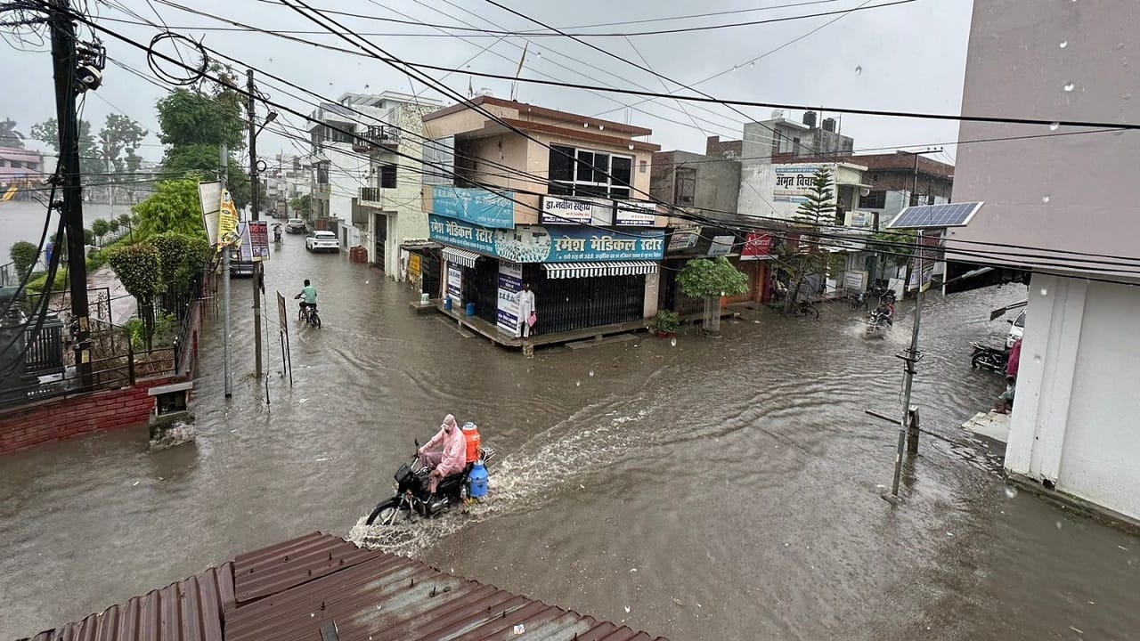waterlogging on roads due to heavy rain in Pilibhit
