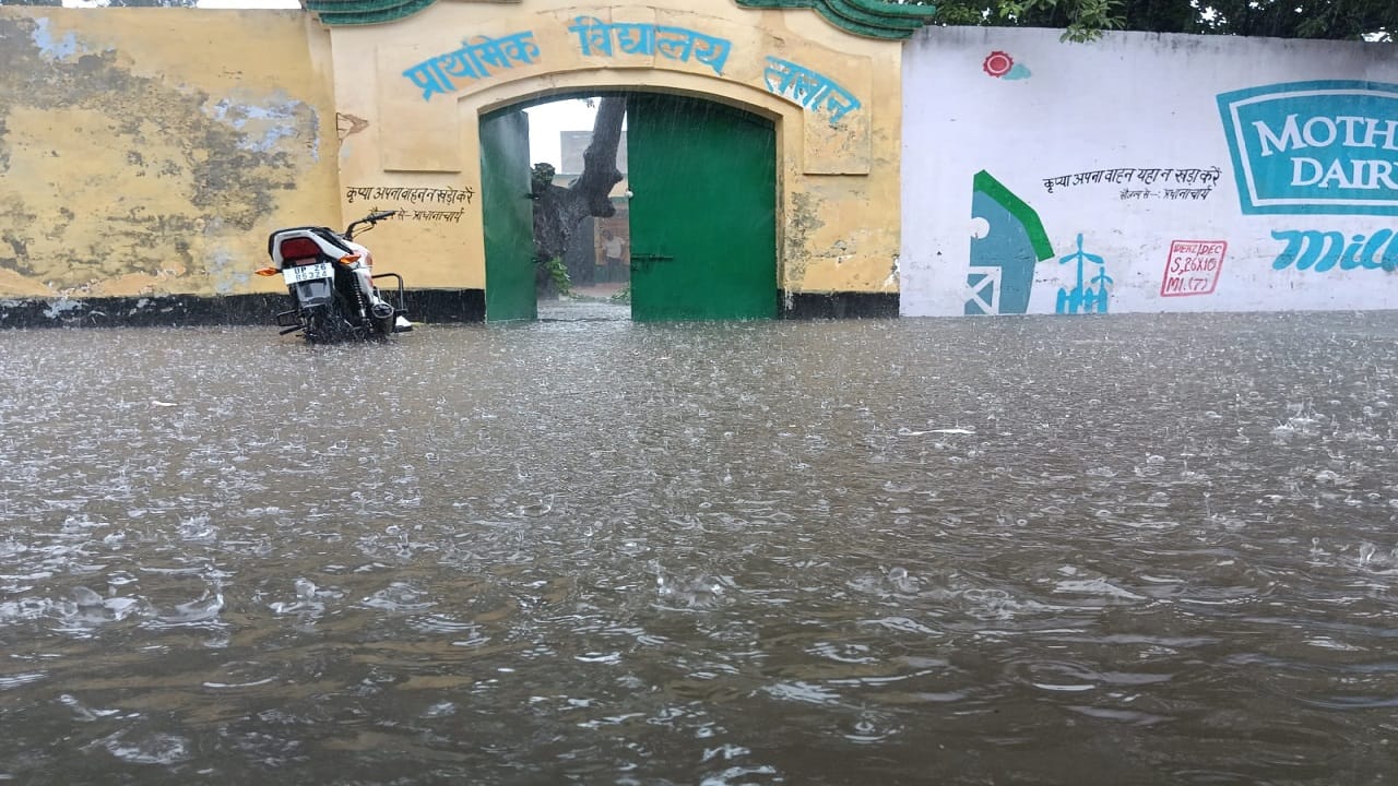 waterlogging on roads due to heavy rain in Pilibhit