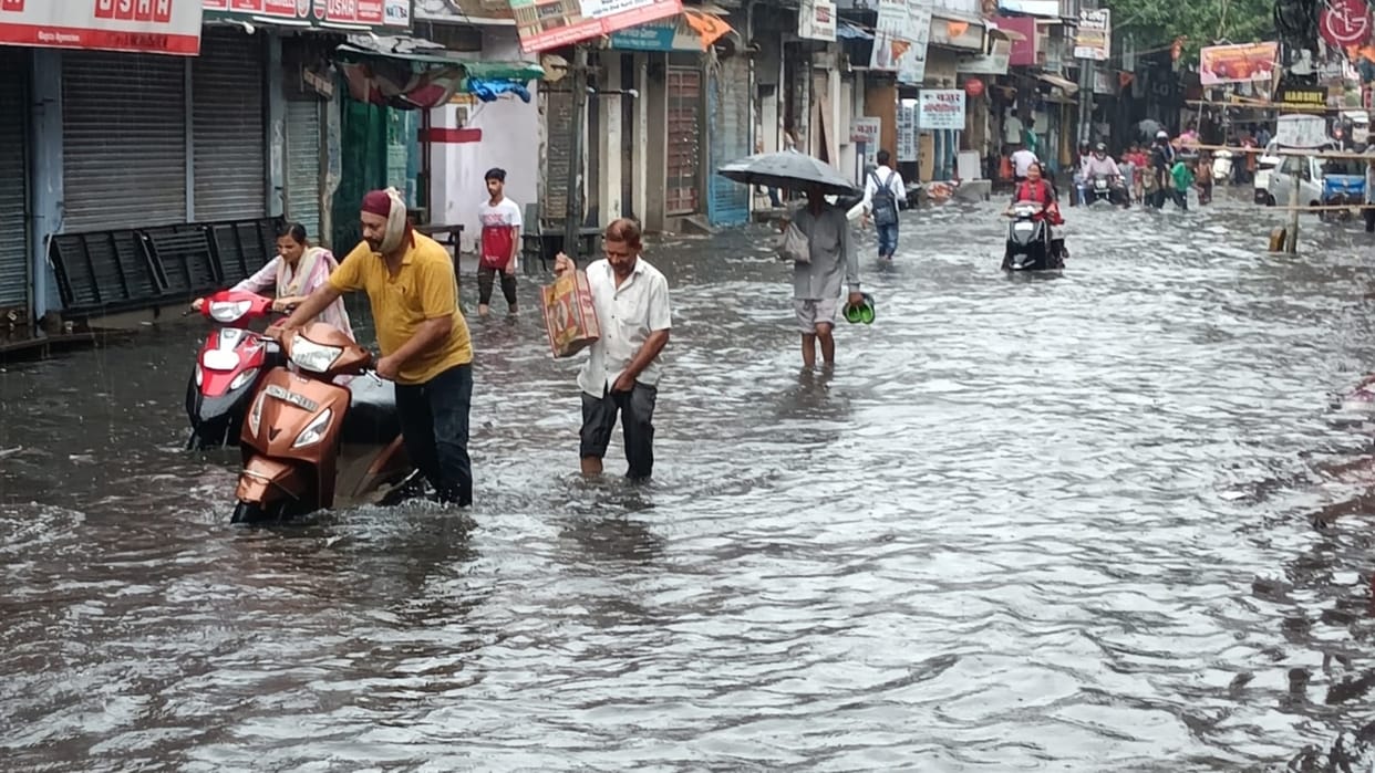 waterlogging on roads due to heavy rain in Pilibhit