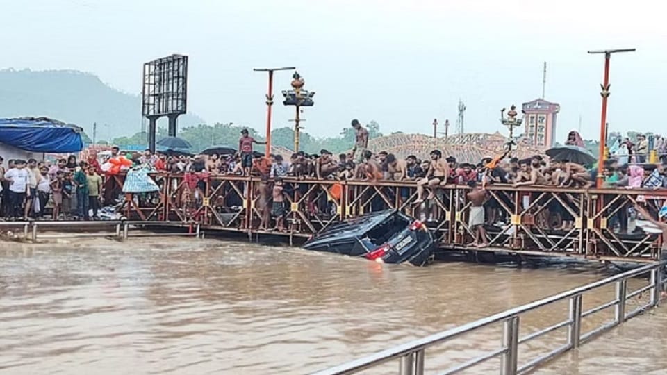 Haridwar submerged in rain, six cars washed away in Ganga.