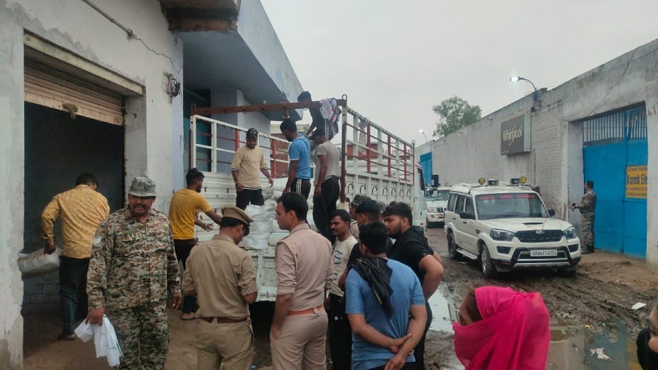 80 quintals of banned polythene seized in Agra eight trucks called to transport