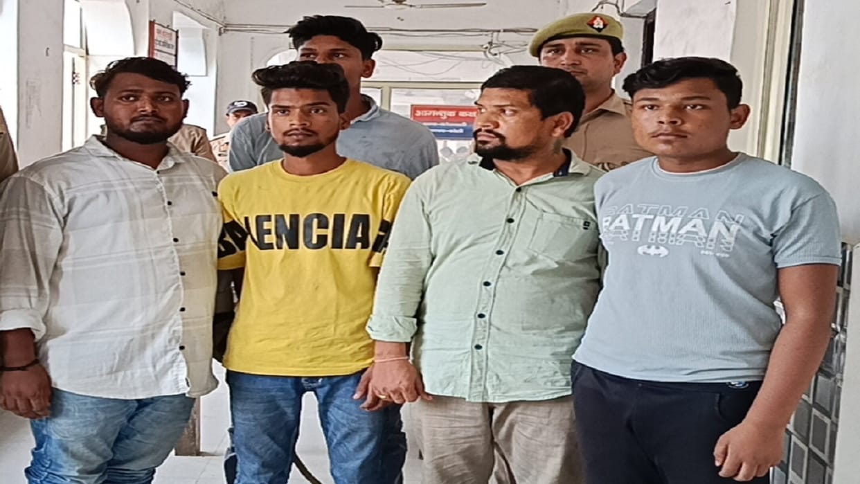 Police arrested five accused for making fake Aadhaar and Ayushman cards in bareilly