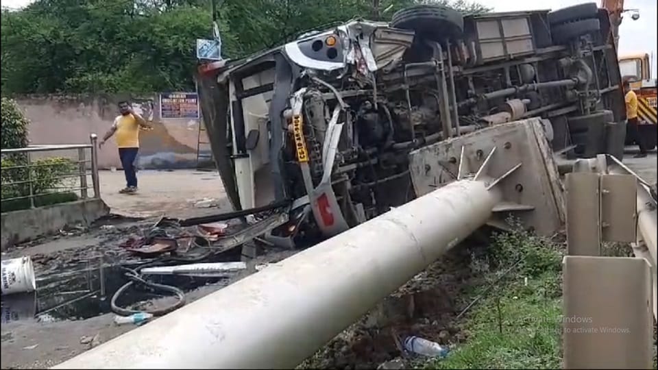 अनियंत्रित होकर पलटी तेज रफ्तार बस