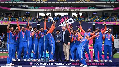 T20 WC: सूर्यकुमार ने बताया- ट्रॉफी जीतने के बाद किसने सबसे ज्यादा डांस किया? रोहित के इस मैसेज को भी किया याद T20 WC: Suryakumar Yadav on Who danced most after winning trophy? Also remembered Rohit Dravid Message on win