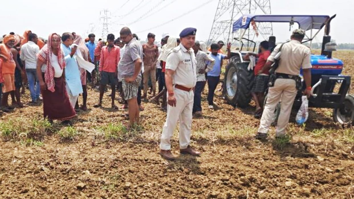 Bihar News: A bomb exploded while a tractor was plowing a field in Aurangabad, driver narrowly escaped