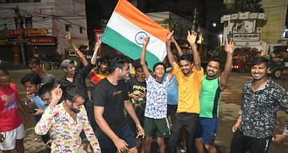 T20 WC: विश्व कप जीत का जश्न पटना में भी, बारिश थमते ही तिरंगा लेकर बाहर निकले लोग; पटाखे फोड़े और जमकर झूमे T20 WC: Celebration of World Cup victory in Patna too, people chanted Bharat Mata; team india