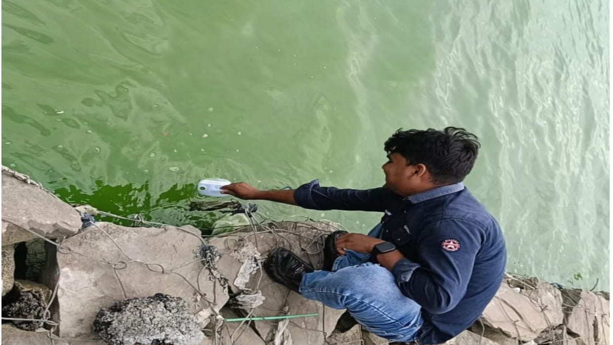 Dead fishes were taken out from Ramgarh Tal. Water quality will be tested.