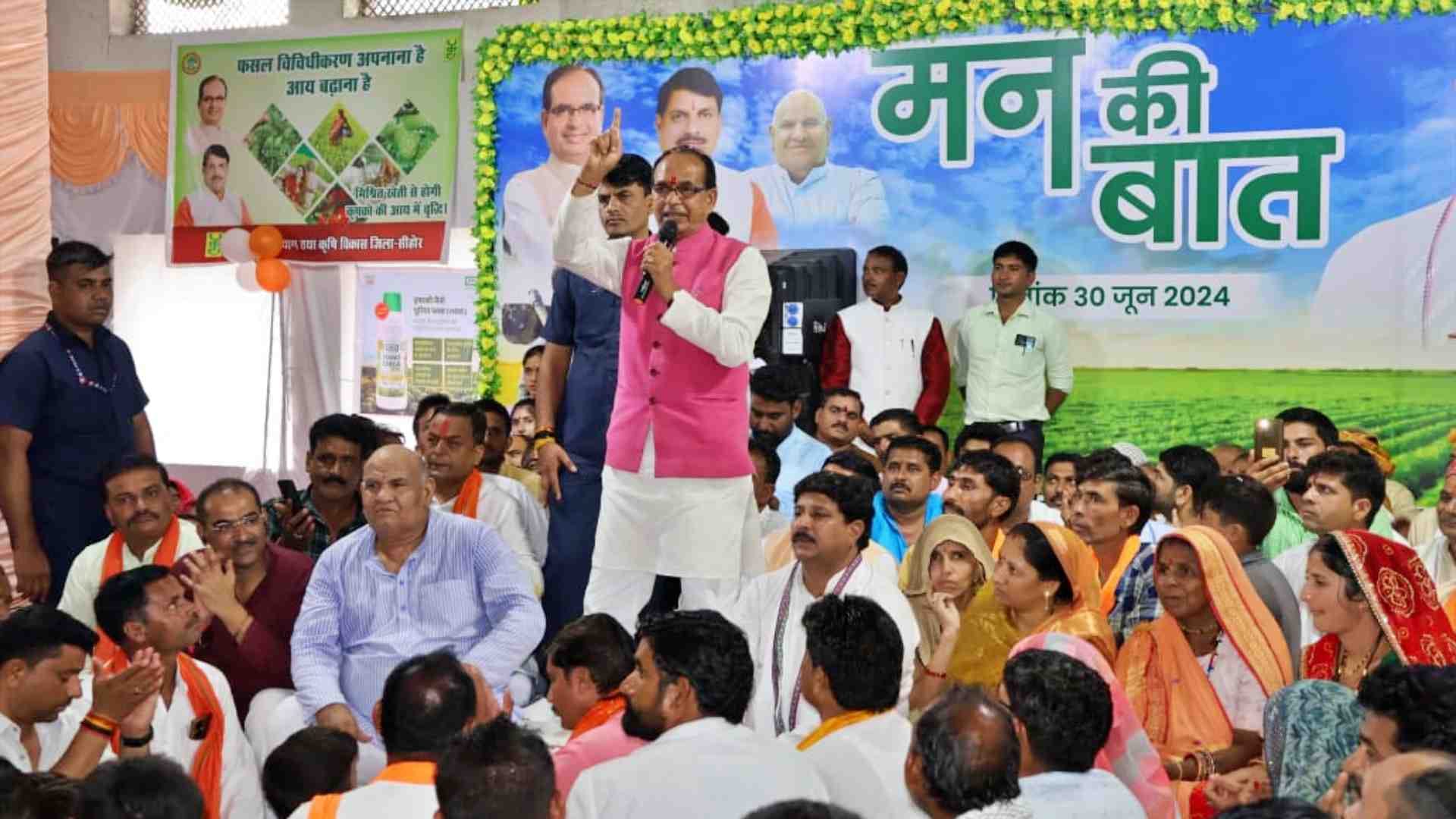 गांव में लोगों को संबोधित करते मंत्री शिवराज सिंह चौहान।
