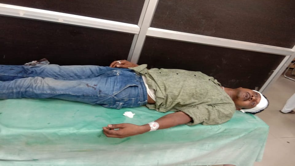 Three people injured in collision between follow vehicle and private vehicle in Jagdalpur