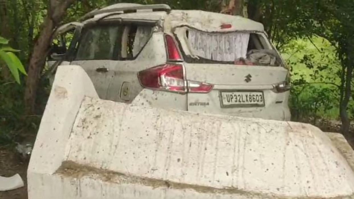 A speeding car collided with a tree and overturned in a ditch, one dead, another in critical condition