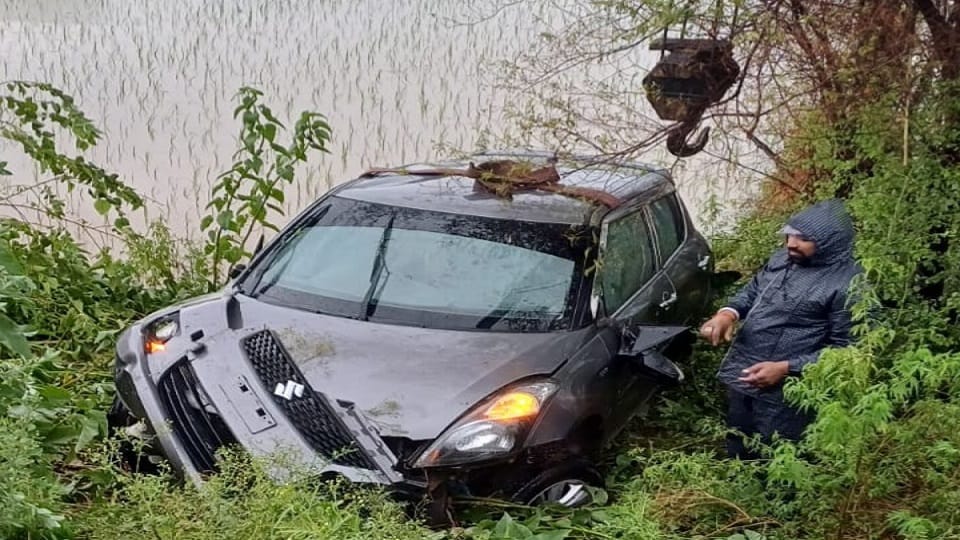 The car overturned due to heavy rain