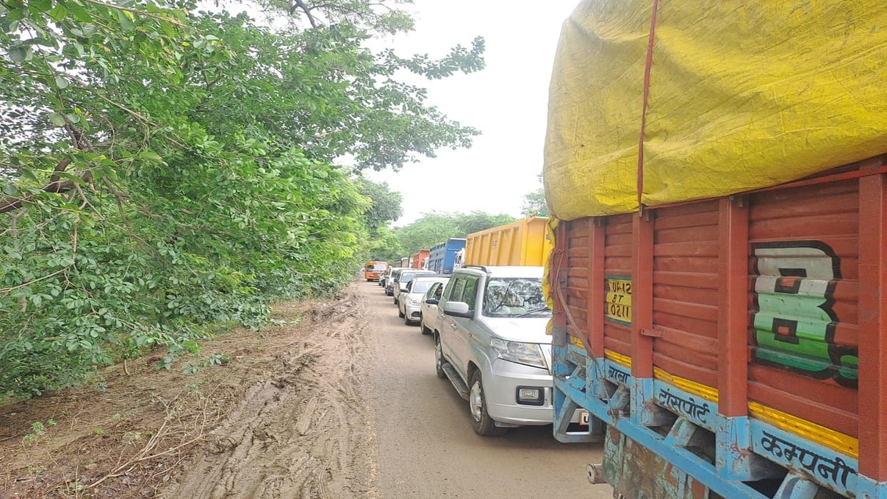 traffic jam on Moradabad-Farrukhabad highway due to dumpers parked on road