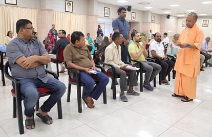 सीएम का जनता दर्शन: जमीन पर कब्जे की शिकायत सुन बिफरे योगी, बोले- यह बर्दाश्त नहीं, डीएम को दिए निर्देश CM's public darshan: Hearing the complaint of land encroachment, the CM got upset, said - this cannot be toler