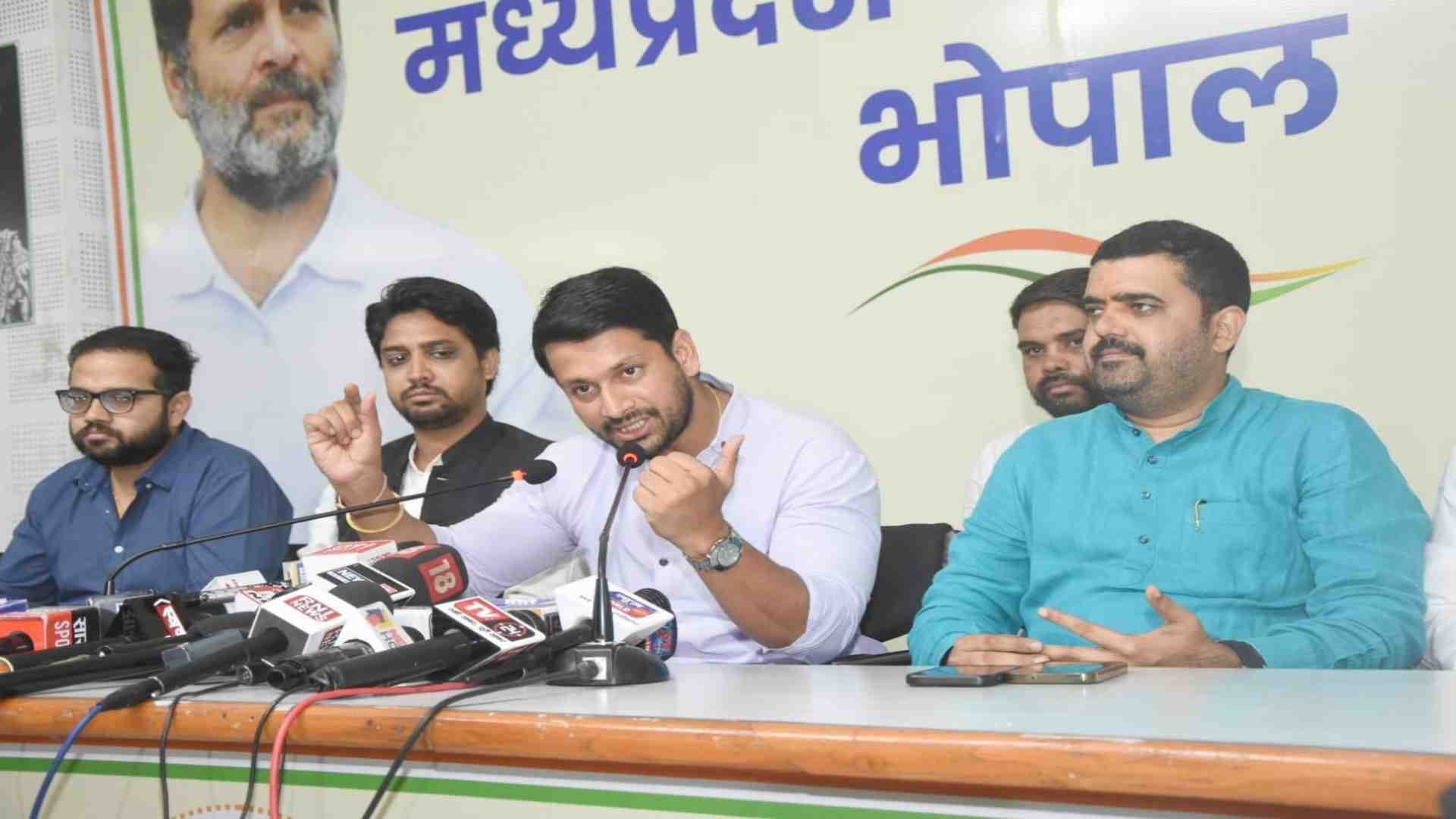कार्यक्रम में बोलते युवा कांग्रेस अध्यक्ष मितेंद्र दर्शन सिंह यादव।