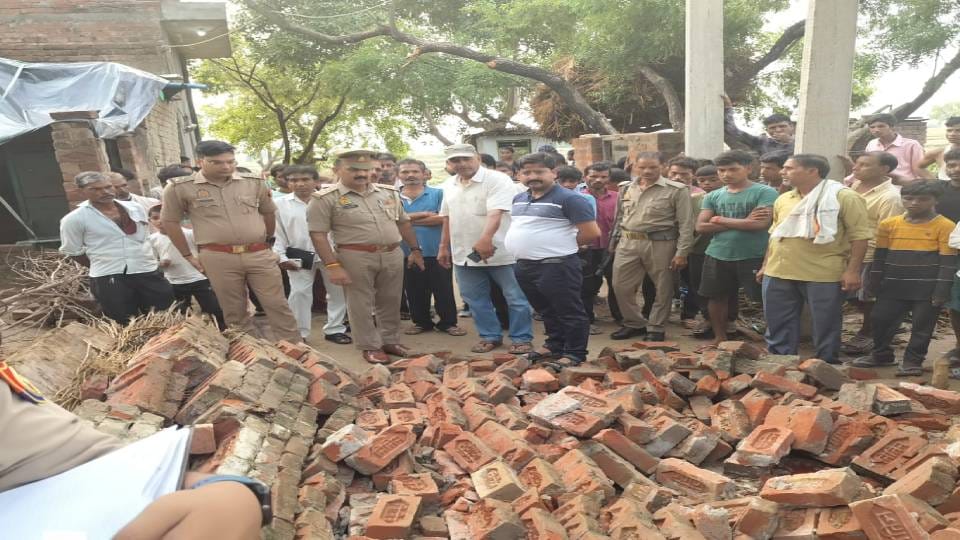 wall collapsed due to heavy rain in Mainpuri girl died after being buried under debris while two injured